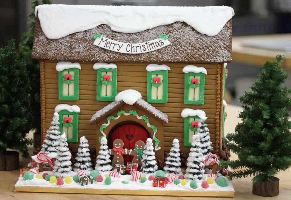 momclone-ultimate-holiday-gift-guide-2017-solvang-bakery-gingerbread-house