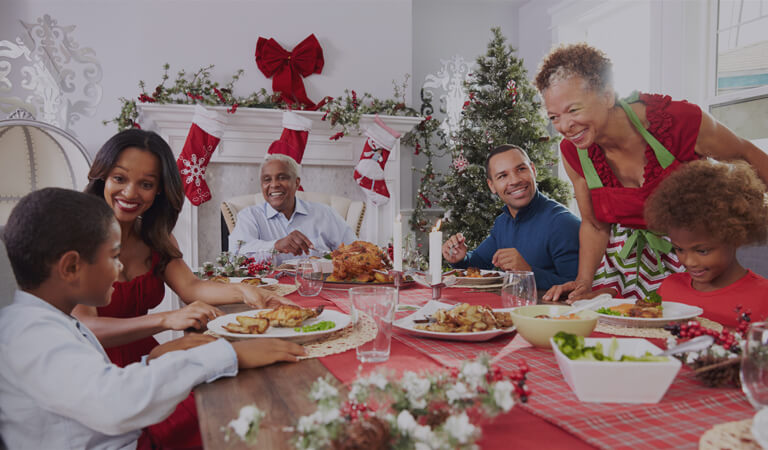 MomClone-Christmas-Dinner-Table-Family